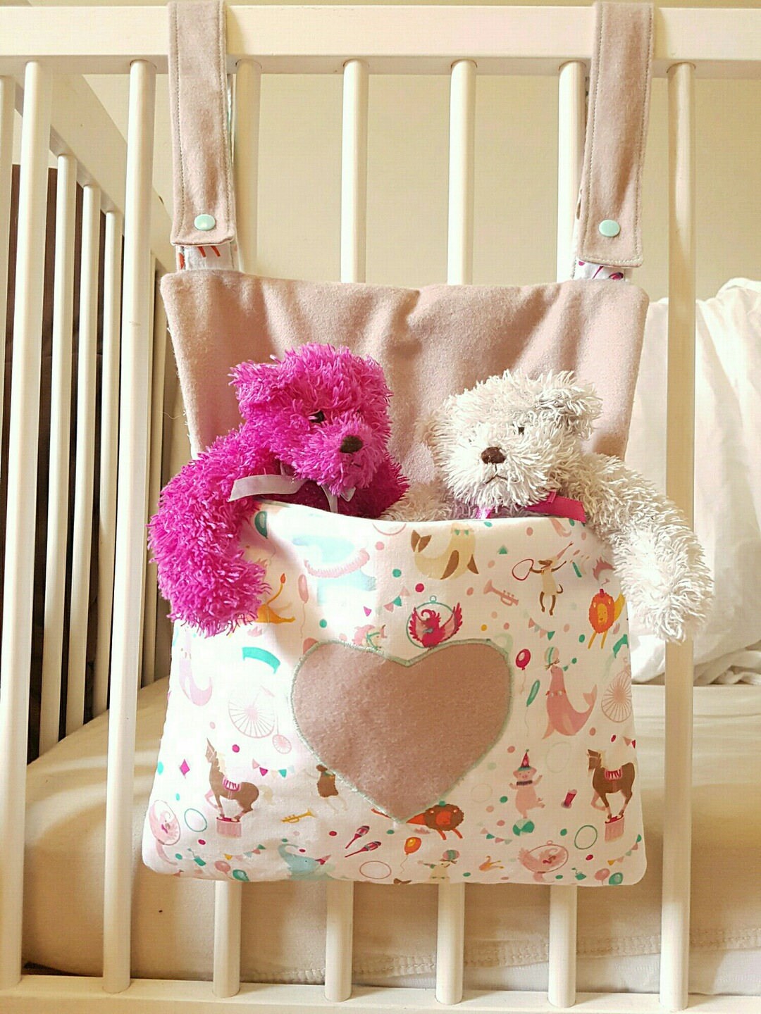 Range-Pyjama, Range-Doudou Blanc et Rose Pour Lit de Bébé Réversible Imprimé Cirque Appliqué Cœur