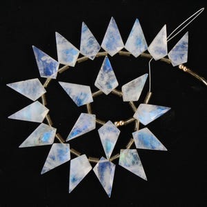 20 piezas de cuentas de piedra lunar arcoíris facetadas naturales con forma de lazo, briolette, 9 x 16----10 x 17 mm aprox. Precio al por mayor, precio bajo, lazo llamativo