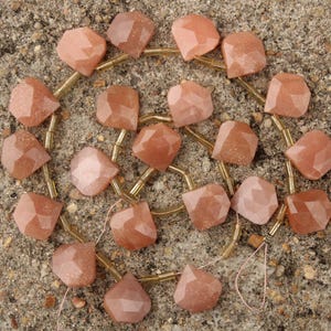 Cuentas facetadas de piedra lunar color melocotón en forma de briolette / 10 piezas en forma de hacha / 13-14 mm aprox. Montura para joyería (A890)