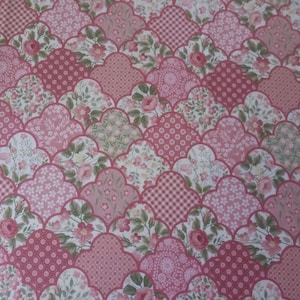 Coupon patchworkstof breedte 55 X hoogte 48 cm / katoenen quiltstof / armoedige stof bloemen en ruiten / oudroze stof