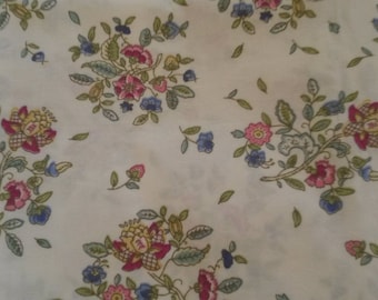 Coupon de tissu fleuri esprit bastide fond blanc / motifs fleuris bleus et roses