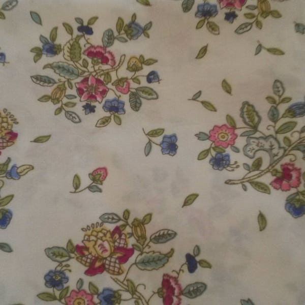 Coupon of floral fabric bastide spirit white background / blue and pink floral patterns
