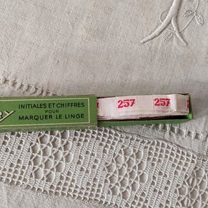 1m20 + 1m50 ruban ancien avec chiffres 257 / ruban vintage pour marquer le linge / ruban vintage avec chiffres rouges brodés