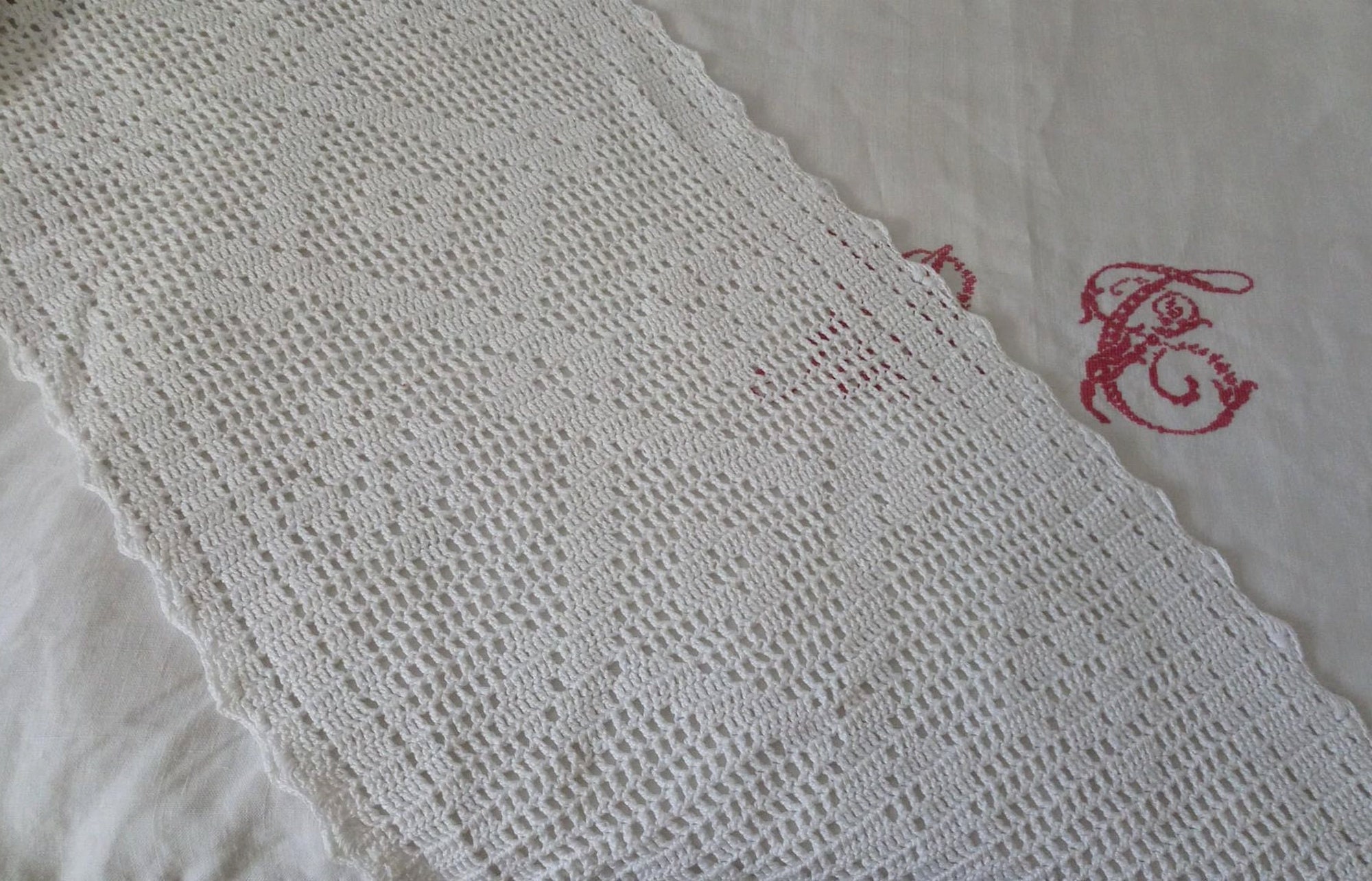 Chemin de Table Au Crochet Vintage/Napperon Des Années 1970 Dessus Cheminée Fait Main