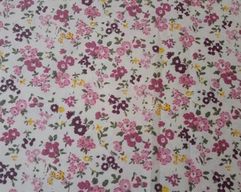 Coupon de tissu liberty larg 50 X haut 46 cm / fleurs roses et violettes / tissu patchwork / cotonnade fleurie esprit liberty