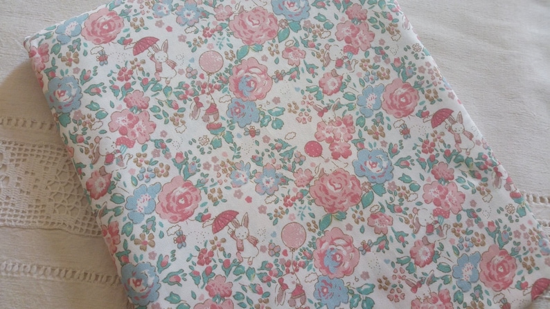 Coupon larg 52 X haut 50 cm / tissu esprit liberty / fleurs roses et bleues / tissu patchwork / cotonnade fleurie esprit liberty image 2