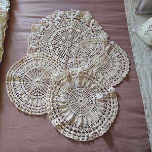Set aus 4 großen alten Deckchen / gehäkelten Vintage-Deckchen / alten runden Deckchen / französischem Vintage-Leinen
