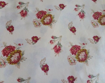 Tissu shabby chic 50 X 50 cm / Coupon de tissu fleuri shabby chic et romantique / motif fleurs et roses anciennes