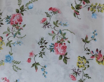 Coupon larg 52 X haut 49 cm / tissu fleuri shabby chic / tissu motifs bouquets de roses et fleurs anciennes