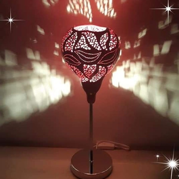 Lampe à poser rouge artisanale en bois de Gourde sur pied chromé. Cadeau, décoration, luminaire, #saintvalentin