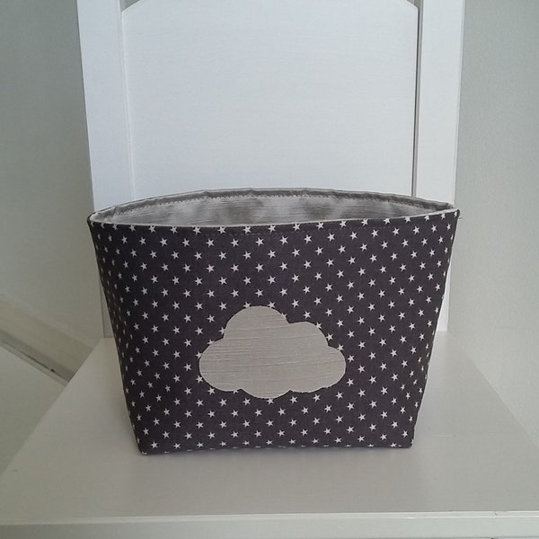 Petit panier/corbeille de rangement pour chambre bébé/enfant mixte en coton gris et beige satiné. Vide poche. Motif nuage.