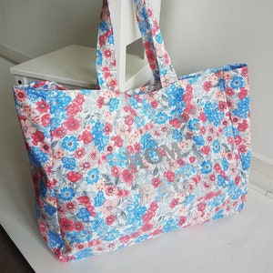 Mom bag, tote bag, grand sac cabas porté épaule en coton fleuri rouge et bleu . Sac à langer en tissu pour femme.