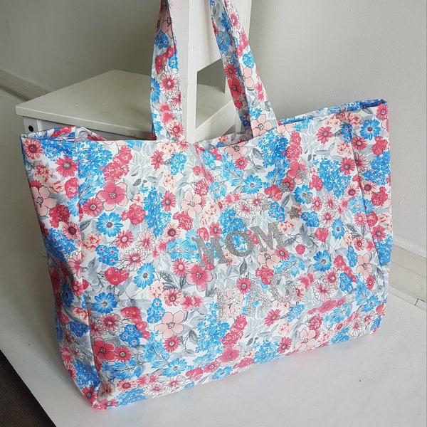 Mom bag, tote bag, grand sac cabas porté épaule en coton fleuri rouge et bleu . Sac à langer en tissu pour femme.