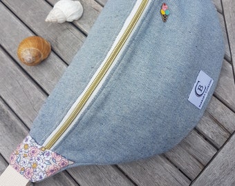 Sac banane, taille M ou XL, jean bleu clair et coton fleuri (pin's non vendu avec). Cadeau d'anniversaire. Fête des mères.