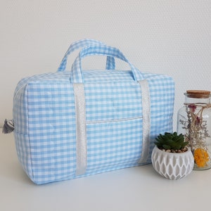 Valisette, trousse de toilette femme ou enfant personnalisable, coton vichy bleu pâle. Vanity en tissu. Cadeau anniversaire, fête des mères.