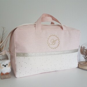 Sac à langer bébé personnalisable, rose pâle scintillant et double gaze de coton écrue à pois dorés. Sac de voyage, sac week end. image 2