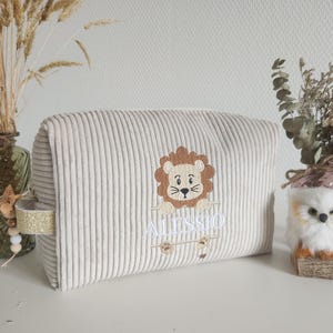 Trousse de toilette brodée personnalisable enfant, en velours côtelé et broderie lion. Cadeau de naissance, anniversaire, Noêl.