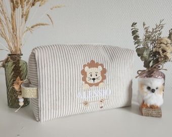 Trousse de toilette brodée personnalisable enfant, en velours côtelé et broderie lion. Cadeau de naissance, anniversaire, Noêl.