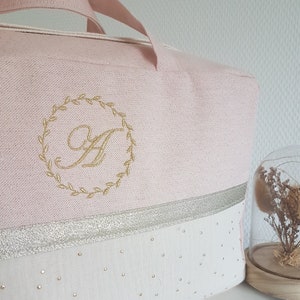 Sac à langer bébé personnalisable, rose pâle scintillant et double gaze de coton écrue à pois dorés. Sac de voyage, sac week end. image 9