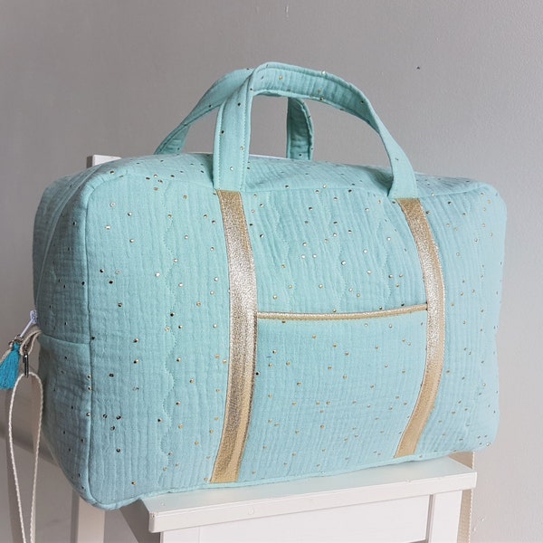 Sac à langer bébé personnalisable, sac de voyage, double gaze de coton matelassée vert mint à pois dorés. Valise maternité, sac week end.