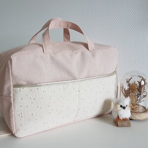 Sac à langer bébé personnalisable, rose pâle scintillant et double gaze de coton écrue à pois dorés. Sac de voyage, sac week end. image 3