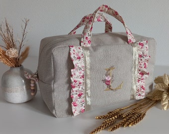 Valisette, trousse de toilette brodée personnalisable femme ou enfant, initiale fleurie, volants liberty fleurs d'automne.