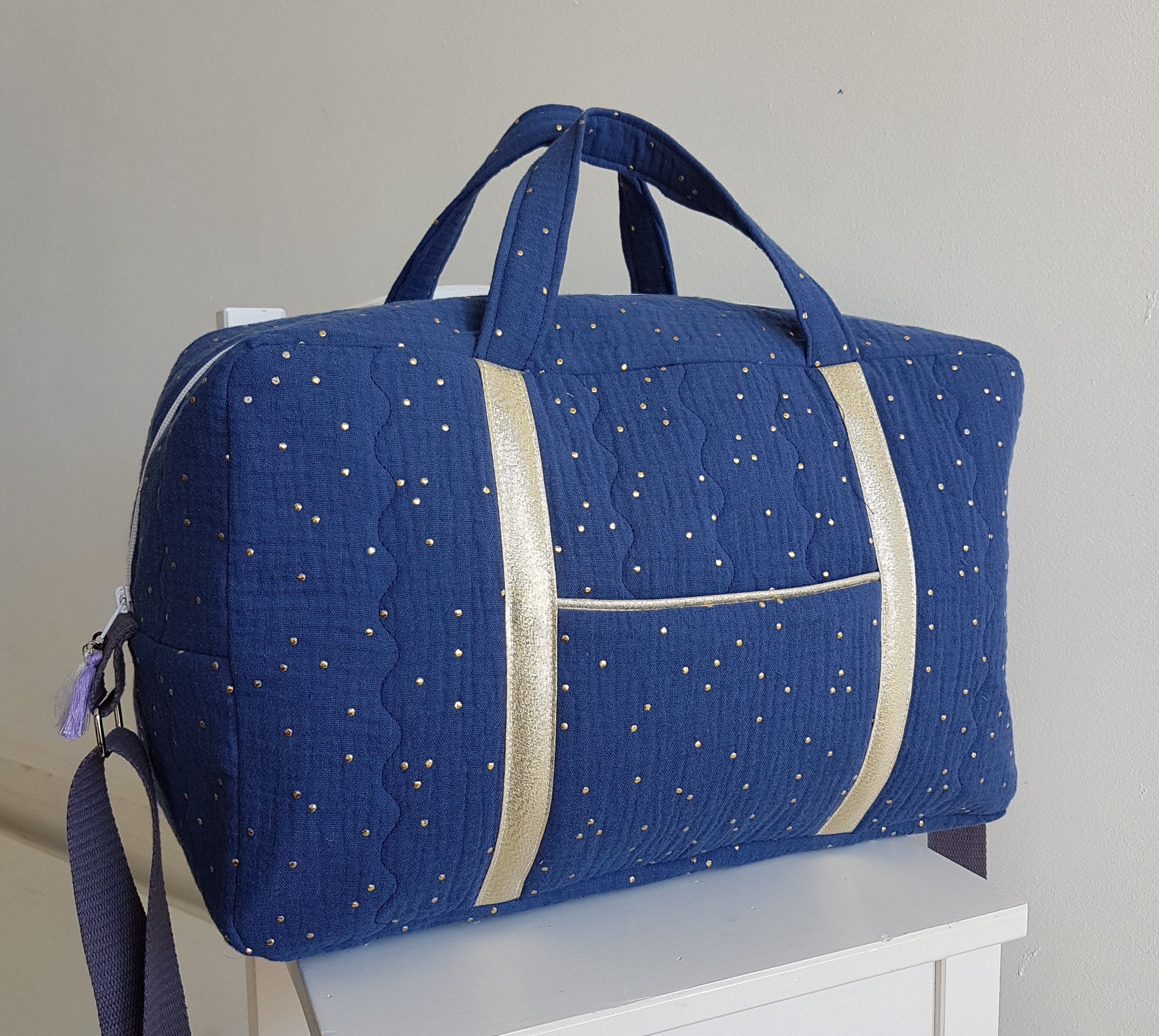 Sac à langer bébé personnalisable, sac de voyage, double gaze de coton  matelassée bleue à pois dorés. Valise maternité, sac week end. -  France