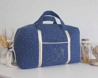 Sac à langer bébé personnalisable, sac de voyage, double gaze de coton matelassée bleue à pois dorés. Valise maternité, sac week end.