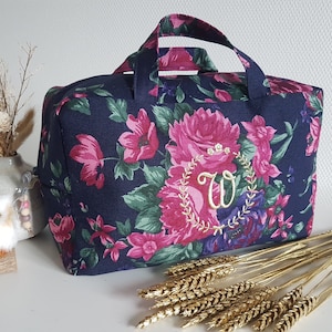 Valisette, trousse de toilette brodée personnalisable femme ou enfant, coton bleu marine grosses fleurs roses. Cadeau d'anniversaire, Noêl.