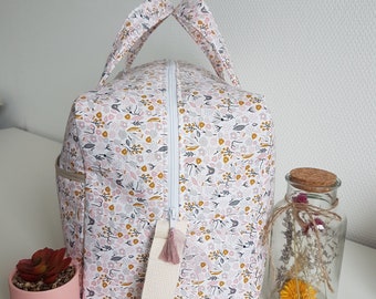 Sac à langer bébé personnalisable, sac de voyage, liberty molletonné rose  pâle et Valise maternité en tissu, sac week end