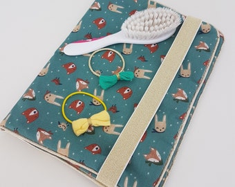 Pochette à barrettes et accessoires coiffure personnalisable. Coton vert imprimé animaux. Trousse de rangement pour petite fille.