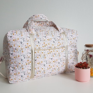 Sac à langer bébé personnalisable, sac de voyage, liberty molletonné rose pâle et gris. Valise maternité en tissu, sac week end