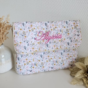 Protège carnet de santé, pochette à couches, pochette à langer pour bébé ou pochette femme à rabat, en coton molletonné liberty.