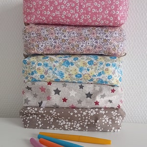 Trousse d'école, trousse à crayons, différents modèles fleuris ou étoilés. Rentrée des classes, fournitures écolier
