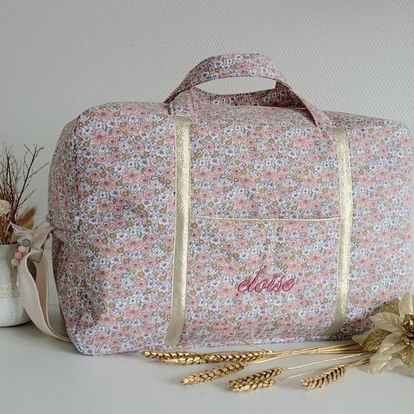 Sac à langer bébé brodé personnalisable, sac de voyage, liberty molletonné vieux rose. Valise maternité en tissu, sac week end