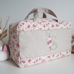 Koffer, aanpasbare toilettas voor dames of kinderen met bloemeninitialen, liberty herfstbloemen en sprankelend beige.
