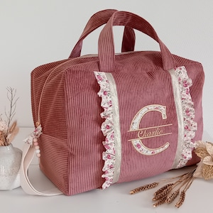 Wickeltasche, individuell gestaltbare bestickte Reisetasche für Damen oder Kinder, aus Cord und Rüschen. Geschenk zur Geburt, Geburtstag, Weihnachten.
