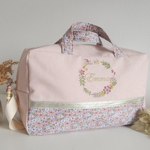 Sac à langer bébé personnalisable, rose pâle scintillant, liberty et couronne de fleurs. Sac de voyage, sac week end.
