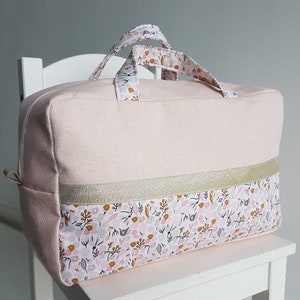 Valisette, trousse de toilette personnalisable femme ou enfant, rose pâle scintillant et liberty. Fête des mères, cadeau anniversaire, Noël. image 3