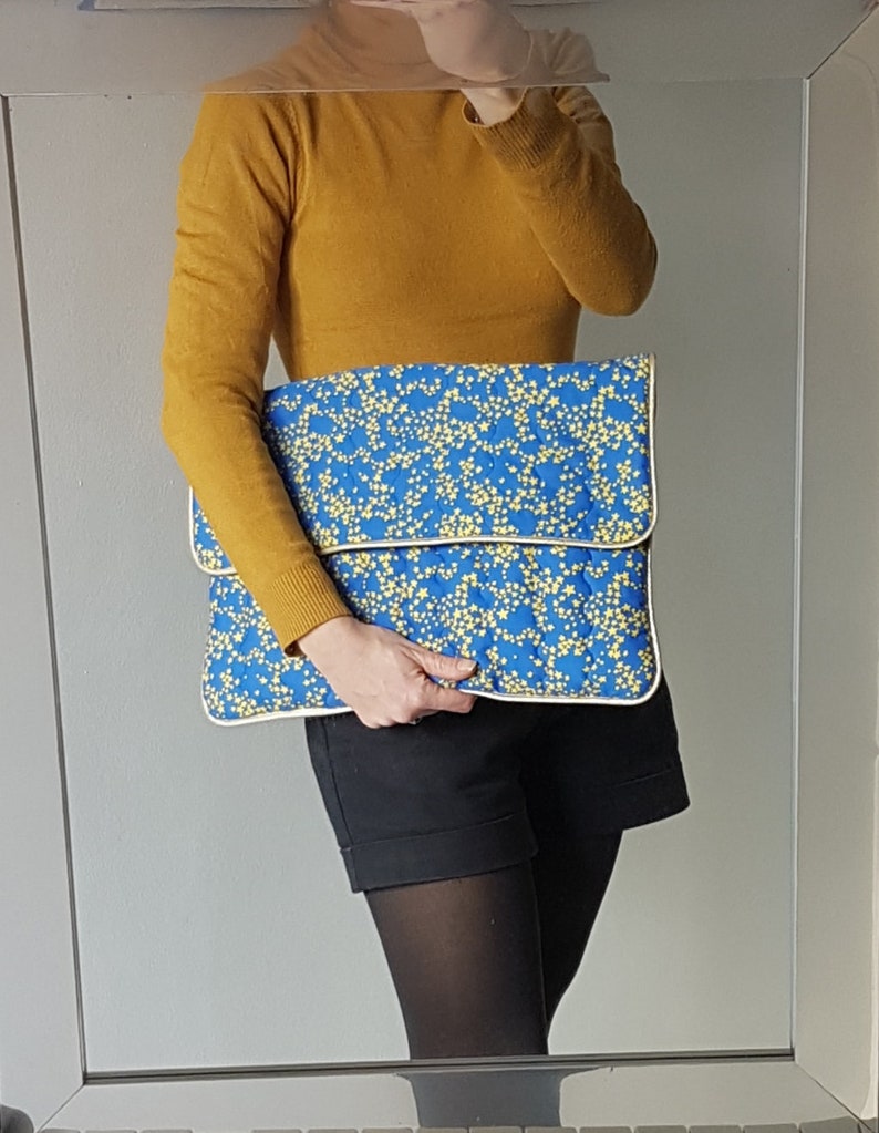 computer sleeve with flap Computer case in royal blue fleeced and quilted cotton with yellow stars.