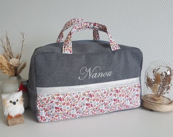 Valisette, trousse de toilette femme ou enfant personnalisable, grise et liberty bordeaux. Vanity en tissu. Cadeau d'anniversaire.