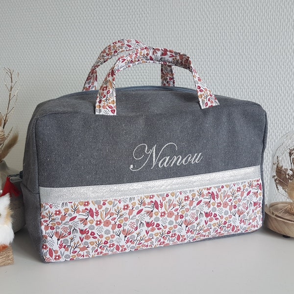 Valisette, trousse de toilette femme ou enfant personnalisable, grise et liberty bordeaux. Vanity en tissu. Cadeau d'anniversaire.