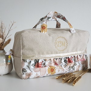 Valisette, trousse de toilette brodée personnalisable femme ou enfant. Coton beige scintillant et grosses fleurs retro. Cadeau de Noël.