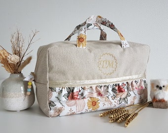 Valisette, trousse de toilette brodée personnalisable femme ou enfant. Coton beige scintillant et grosses fleurs retro. Cadeau de Noël.