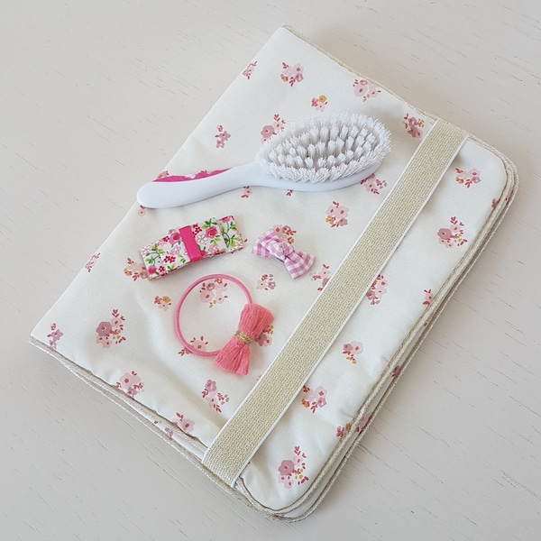 Pochette à barrettes et accessoires coiffure personnalisable. Coton écru fleurs vieux rose. Trousse de rangement pour petite fille.