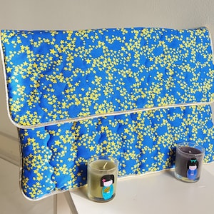 Capa para computador, bolsa para computador com aba, em algodão polar acolchoado azul royal com estrelas amarelas.