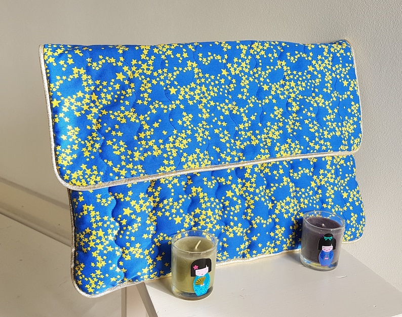 computer sleeve with flap Computer case in royal blue fleeced and quilted cotton with yellow stars.