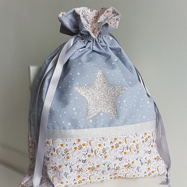 Grand sac à linge en coton, gris et liberty. Etoile argentée à paillettes. Pochon de rangement à fermeture coulissante par ruban satin.