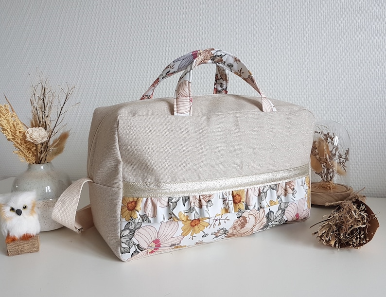 Mini sac à langer, sac de voyage, de promenade, de sport. Coton beige scintillant et grosses fleurs. Fête des mères, cadeau anniversaire. Sans broderie