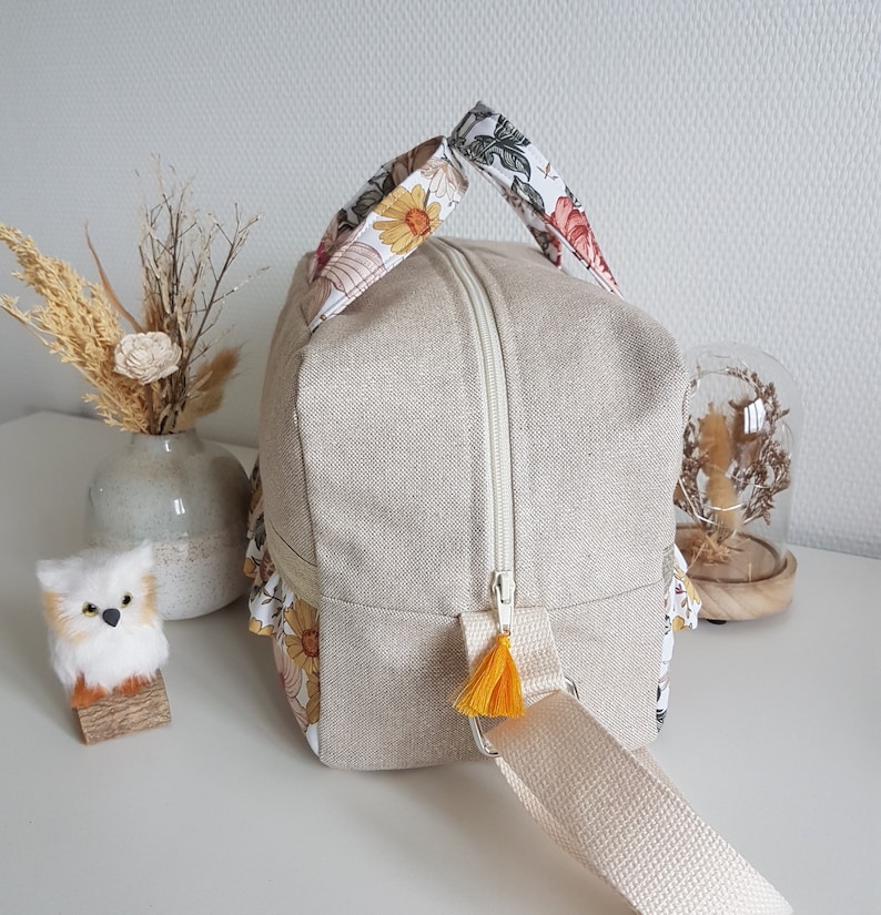 Mini sac à langer, sac de voyage, de promenade, de sport. Coton beige scintillant et grosses fleurs. Fête des mères, cadeau anniversaire. image 6